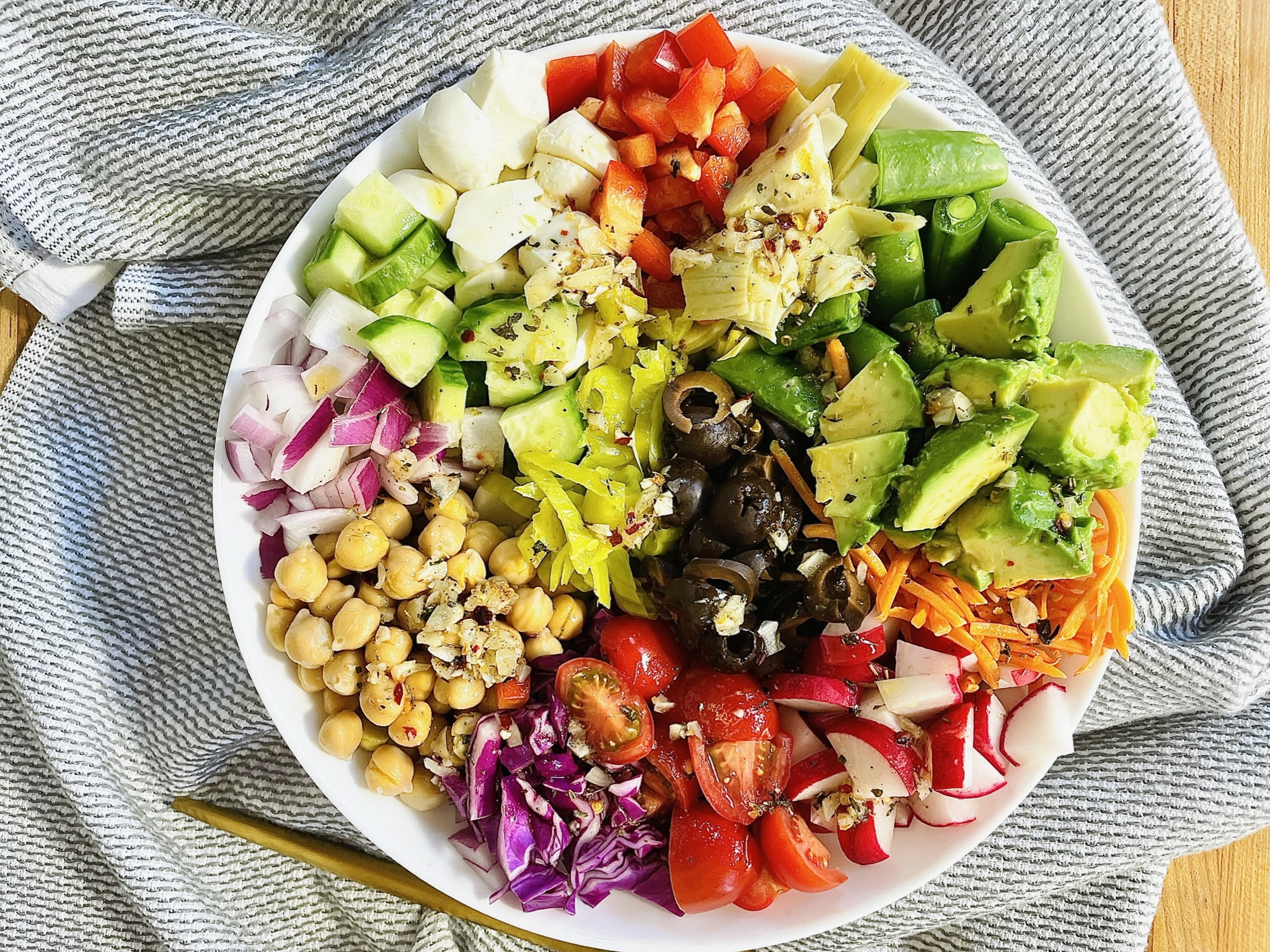 Ultimate Rainbow Chopped Salad with Homemade Garlic Vinaigrette - The ...